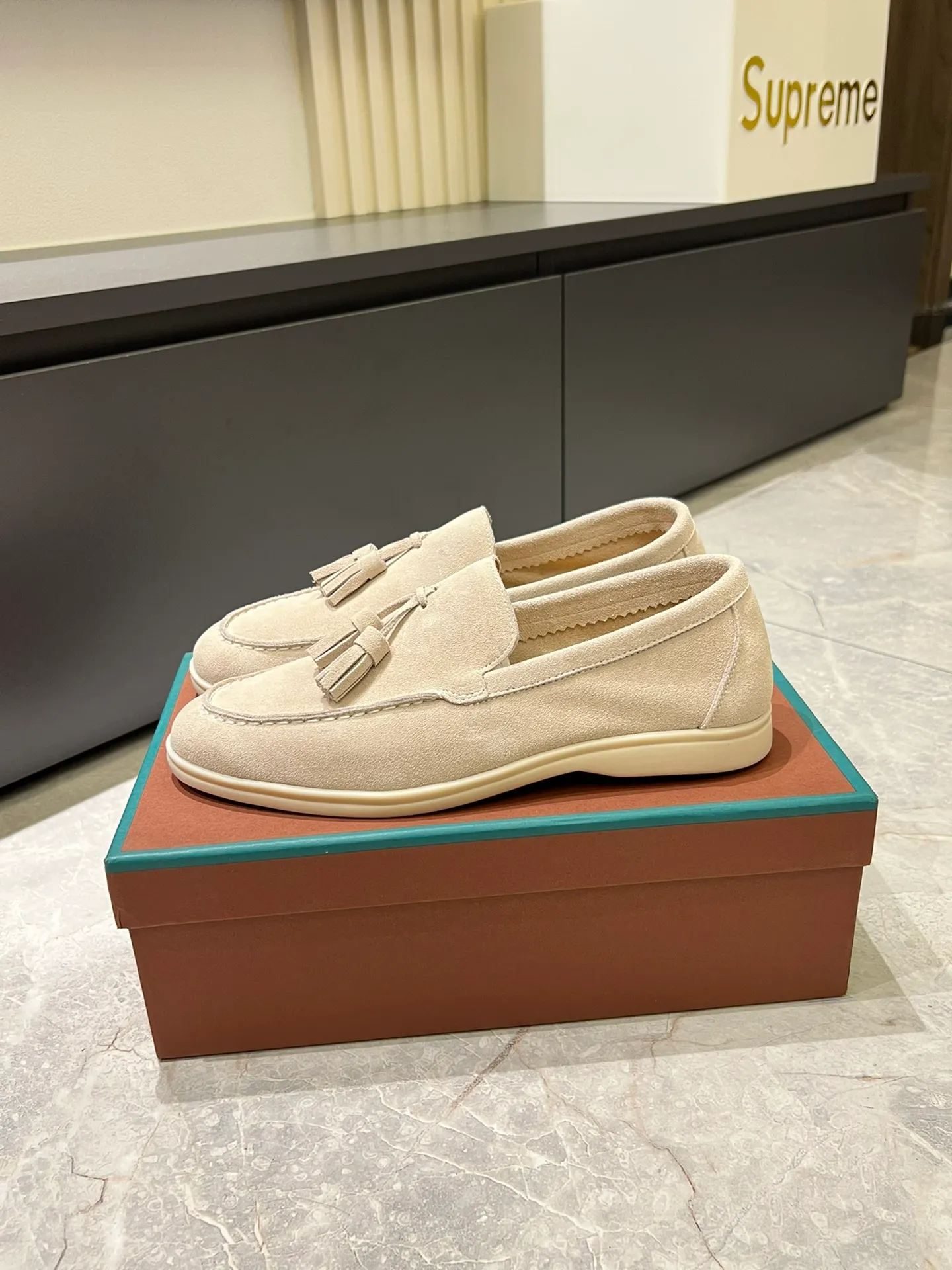 Men's shoes 💰p360 "Loro men's shoes 💰pian'*" Classic L men's shoes for couples 💰p Top version British flat loafers, a must-have item in old money style, the minimalist design is eye-catching and durable, a plus point for dressing The soft foot feel and texture are outstanding. They don’t scratch your feet and are very nice. They are matched with soft and waxy soles. They can be worn daily for a long time without getting tired. They are easy to wear, versatile and classic items, with perfect foot feel and texture! Imported cashmere fabric, the lining is made of imported A-grade water-dyed cow lining, the top version of the genuine leather midsole is sewn with pure handmade mark thread! Size: Female 35-40 (34. Customized) Male 38-44 (45.46. Customized)